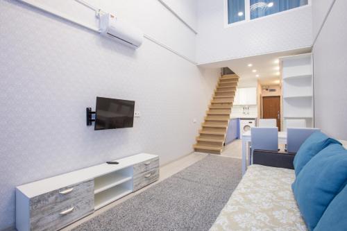 Kharkiv Apartment | Discover NewStyle: Family-Friendly with Breakfast & Hot Tub