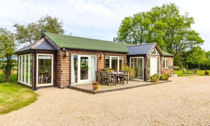 South Charlton Cottage | Newton Retreat: Family-Friendly Cottage with Breakfast & Kitchen