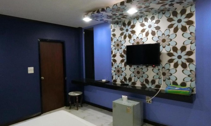 Phaya Thai Hotel | Discover NewYork Suite Hotel: Family-Friendly with Pool