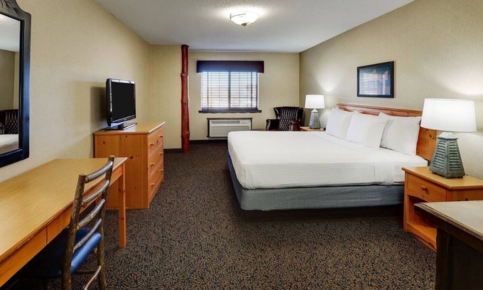 Moline Hotel | Relaxing Deluxe King Suite by the Mississippi River