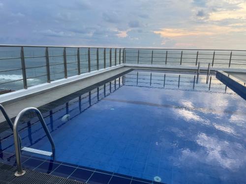 Kollupitiya Apartment | Inviting Getaway Next to the Indian Ocean with Pool Access