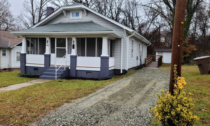 Greensboro House | Convenient Bungalow Near Downtown Greensboro with Spa Amenities