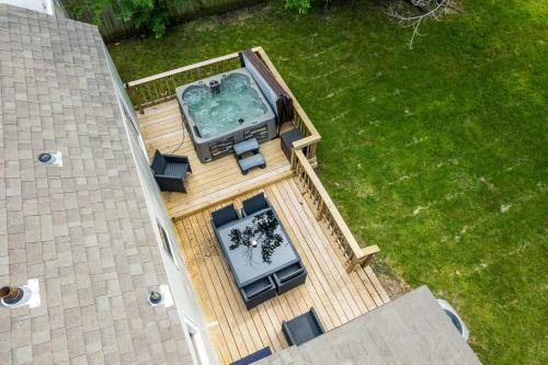 Sunrise Terrace House | Perfect Stay Next To Expo: 5 Beds & Hot Tub, Pets Welcome