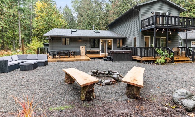 Marmot House | Pet-Friendly Retreat by Sandy River with Deck & Hot Tub
