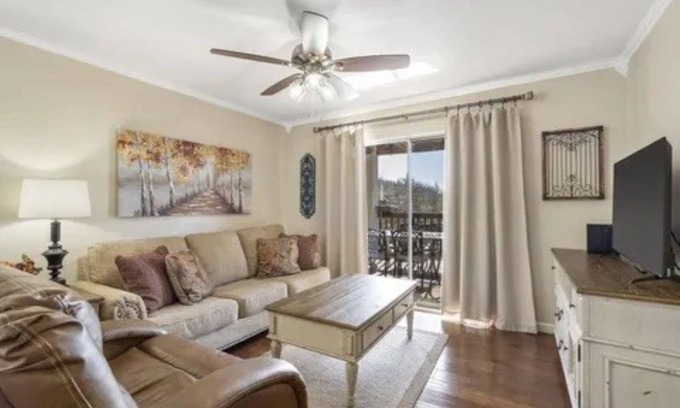 Indian Point Condo | Convenient Stay by Table Rock Lake with Pool and Spa Access