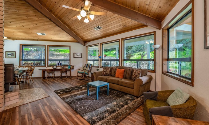 Three Rivers House | Perfect Getaway by Sequoia National Park - Pet Friendly!