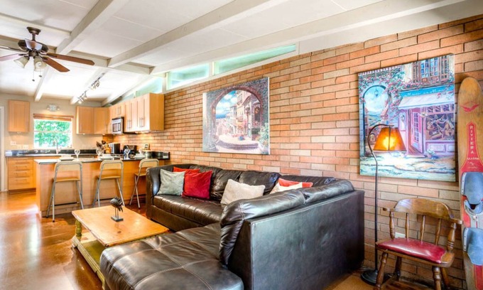 Hancock House | Convenient Pet-Friendly Hotel Near UT & Downtown Austin