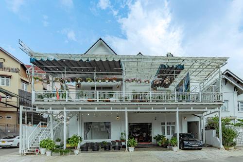 Phuong 10 Hotel | Discover Ngân Hà Xanh: Breakfast Included & Great Location