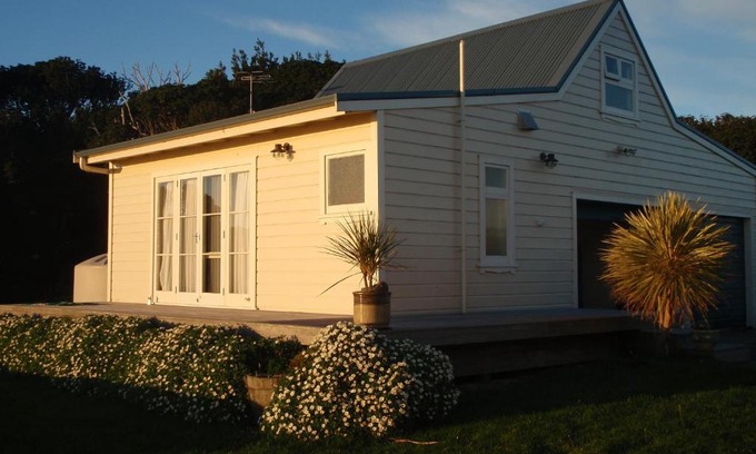 Hicks Bay Bed & Breakfast | Exceptional Nga Puriri Bed and Breakfast with Ocean View