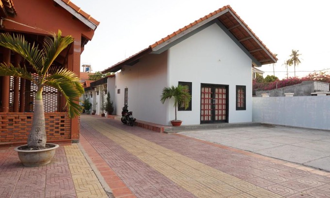 East Ham Tien Beach House | Oceanfront Retreat at Ngoc Sang: Family-Friendly Getaway