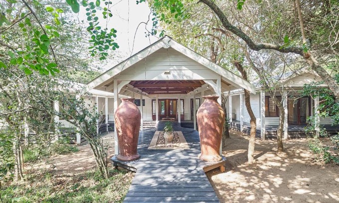 Hluhluwe Cabin | Nguni Lodge: Family-Friendly Retreat with a Pool & Kitchen