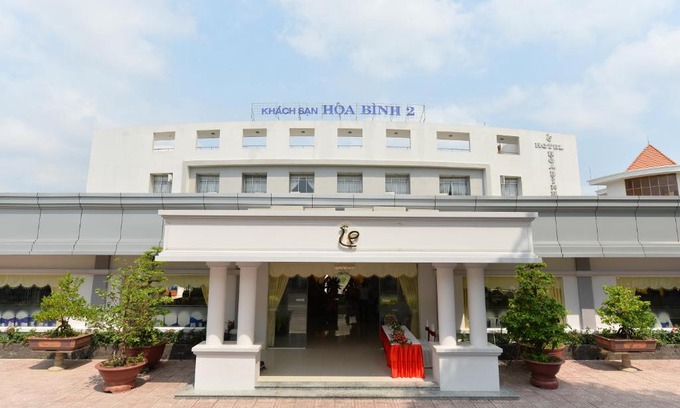 Long Xuyen Hotel | Family-Friendly Retreat at Nhà Hàng Khách Sạn Hòa Bình 2