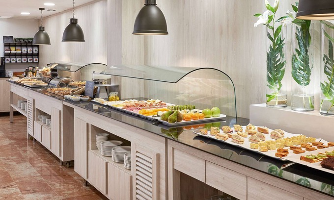La Trinidad-San Juan y Todos los Santos Hotel | Stylish NH Córdoba Califa Hotel with Spa & Restaurant
