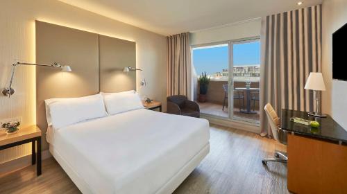 Reus Hotel | Stylish NH Ciutat de Reus: Pool and Pet-Friendly Haven