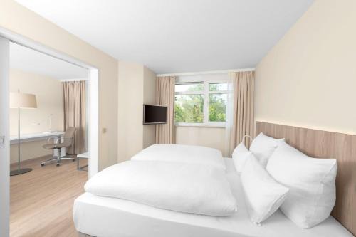 Fuerth Hotel | Relax at NH Fürth Nürnberg: Pet-Friendly & Pool Access