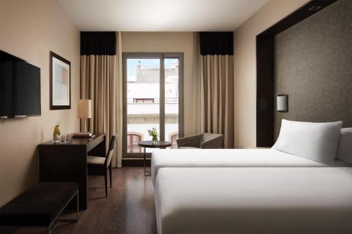 Santa Cruz de Tenerife Hotel | Experience NH Tenerife: Pet-Friendly Paradise with Pool
