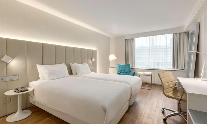 Zuidwest Hotel | Experience NH Utrecht: Family-Friendly with Pool Access