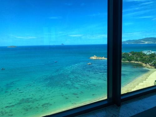 Tran Phu Beach Apartment | Oceanfront Nha Trang ComfortZone Apartment with Pool Access