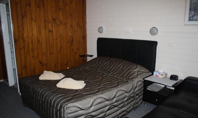 Nhill Hotel | Inviting Nhill Oasis Motel with Breakfast & Hot Tub Access