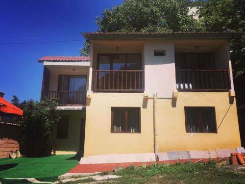 Akhali Ubani House | Cozy Nia's Guesthouse: Family-Friendly with Kitchen Access