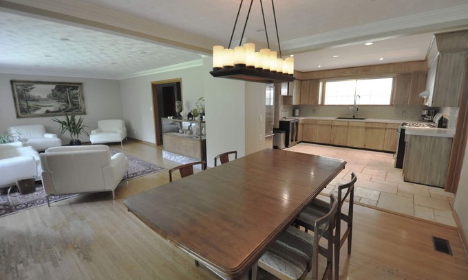 Niagara-on-the-Lake House | Inviting Niagara Acres: Your Home in Wine Country