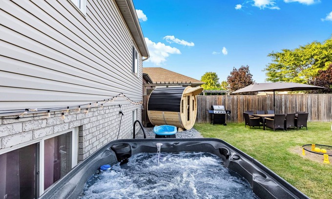 Thorold House | Niagara Retreat|HotTub|Sauna|Games|15 Min to Falls