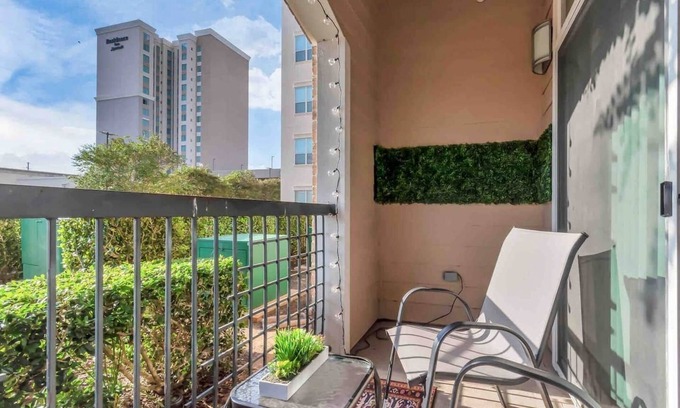 Astrodome House | Inviting 2 Bed, 2 Bath Apartment Near NRG & Med Center