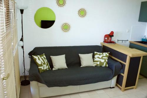 Le Rayol Apartment | Cozy Retreat with Terrace and Scenic Sea Views