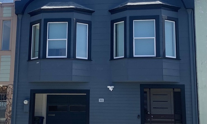 Lakeshore House | Cozy 5-Bedroom House with WiFi and Hot Tub in Daly City