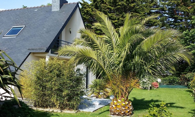 Combrit Villa | Cozy Villa with Oceanfront Pool and Spa in Lush Garden