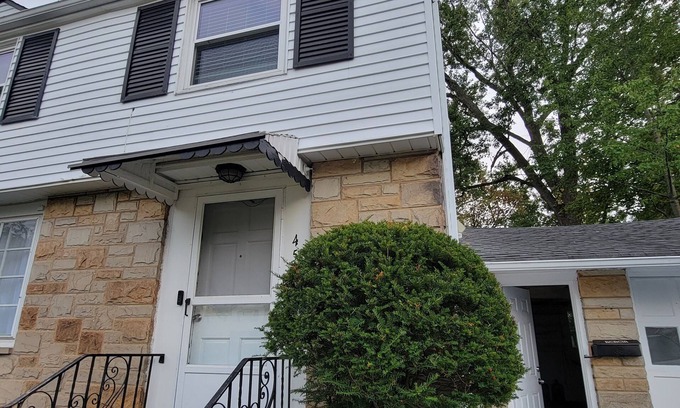 South Euclid House | Cozy Retreat in Cle Surbs with Spa and Hot Tub Access