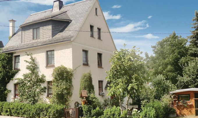 Wildbach Apartment | Cozy 2 Bedroom Retreat in Bad Schlema with Spa & Breakfast