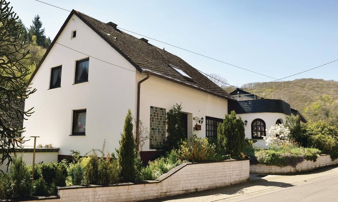 Papiermuhle Apartment | Inviting 3 Bedroom Accommodation with Lake Views in Neumagen