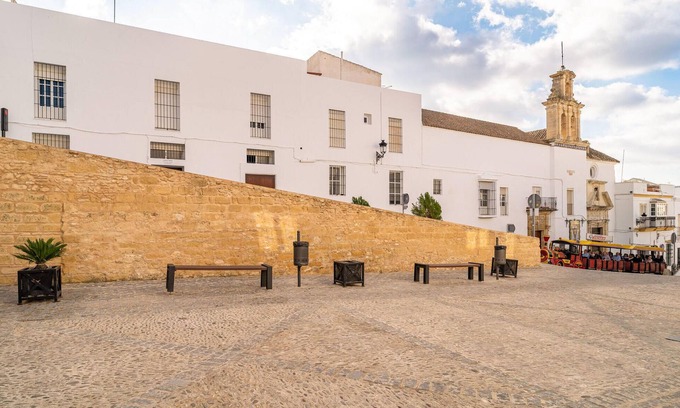 Arcos de la Frontera Apartment | Cozy 1 Bedroom Retreat with Spa in Arcos de la Frontera