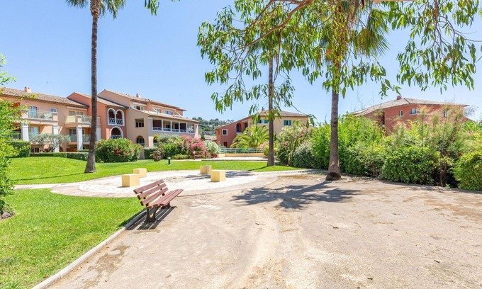 Plage de la Garonnette Apartment | Inviting Apartment for 4 with Pool, WiFi, and Ocean View