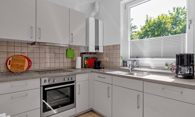 Warwerort Apartment | Cozy Apartment for 6 with Ocean View and Pet-Friendly Perks