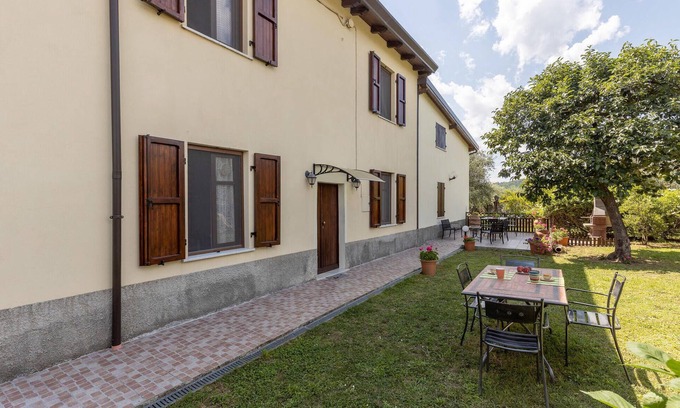 Santo Stefano di Magra Apartment | Cozy 1 Bedroom Stay in S. Stefano Magra with Lake Views
