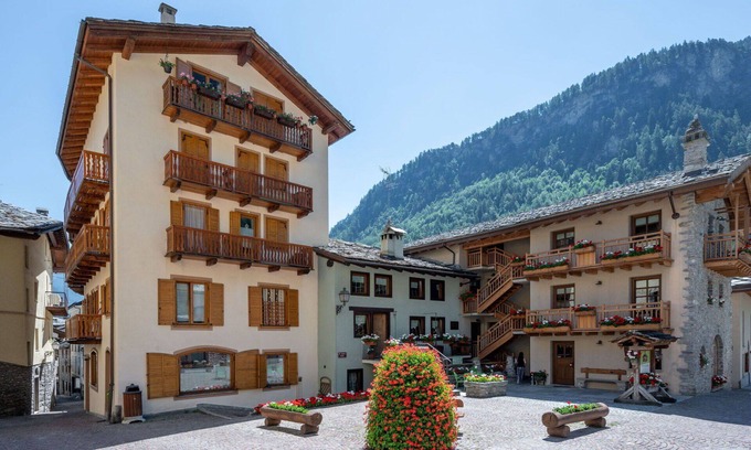 Pallusieux Apartment | Cozy Apartment for 4 with WIFI, Kitchen, and Spa Access