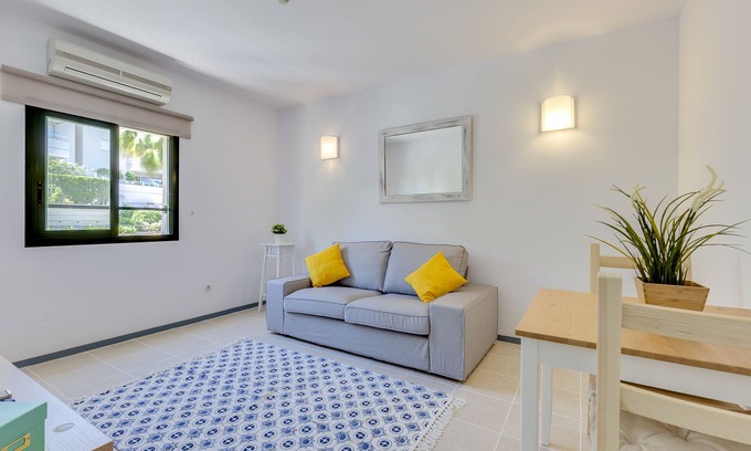 Calamayor House | Convenient Apartment Steps from Paseo Maritimo with Spa