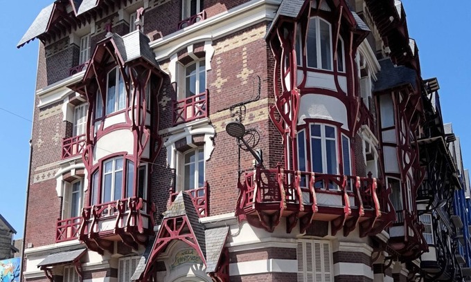 Mers-les-Bains Apartment | Guest Rated: 10/10 Oceanfront Villa with Pool & Kitchen