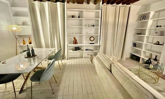 Quartier de la Place-Vendome Apartment | Pet-Friendly Apartment Near Concorde Champs Élysées