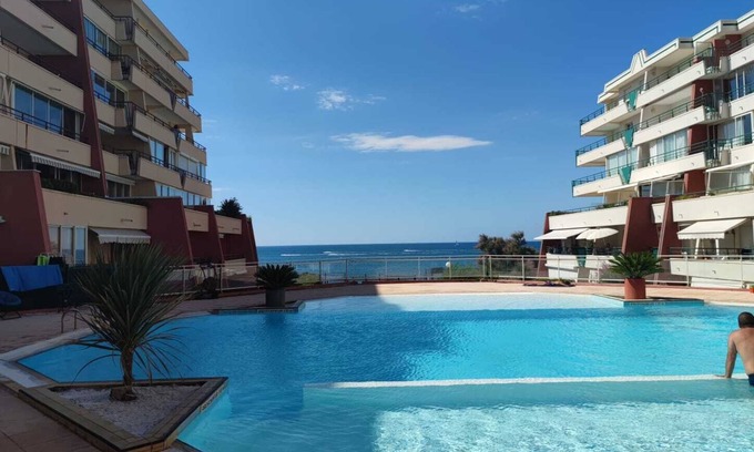 Sete Apartment | Ideal Apartment Corniche: Poolside Getaway for 4 Guests