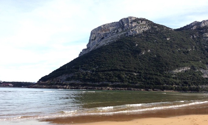 Castro Urdiales Condo | Scenic Apartment by the Water with Oceanfront Amenities