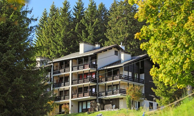 Gryon Apartment | Cozy Apartment for 4 with Balcony, Pets Welcome & Parking