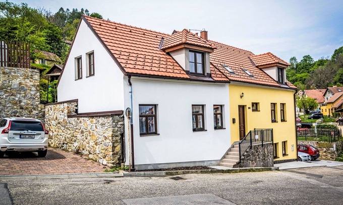 Cesky Krumlov Apartment | Nice apartment for 5 guests with WIFI, patio, pets allowed and parking