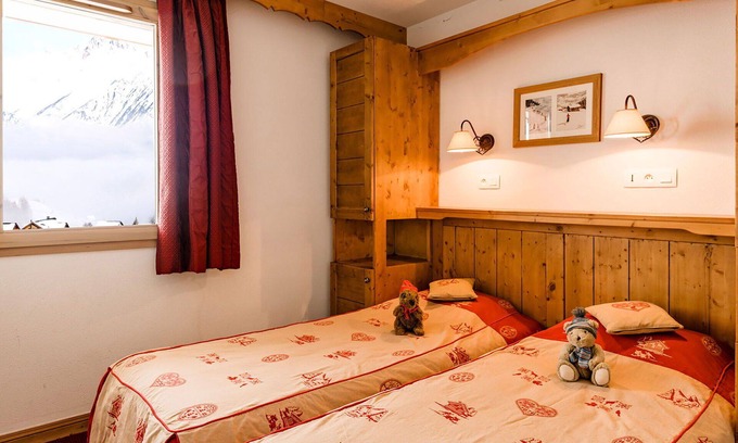 La Toussuire Apartment | Inviting Apartment for 8 with Pool, Balcony & Pet-Friendly