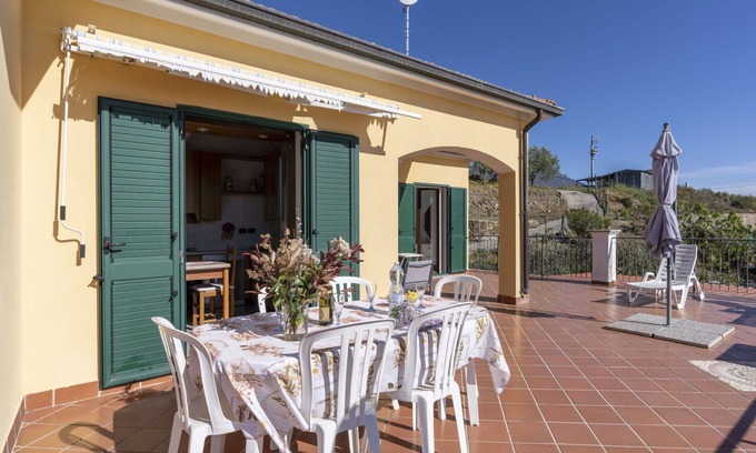 Costarainera Apartment | Cozy Apartment for 6 with WiFi, Pets Welcome & Terrace