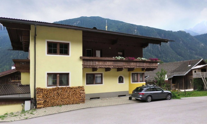 Burgstall Apartment | Inviting Apartment for 10 Guests with Balcony & Parking