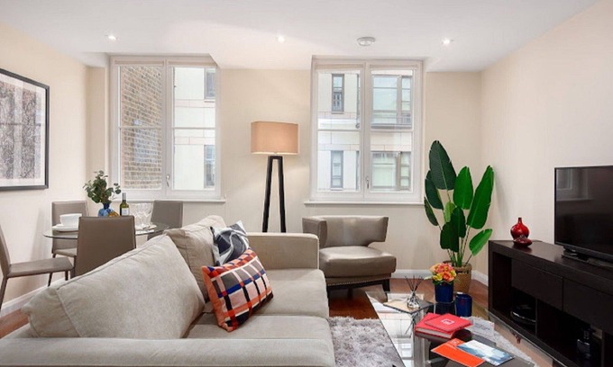 The City of London Apartment | Cozy Apartment for Two with WIFI, TV, and Spa Access