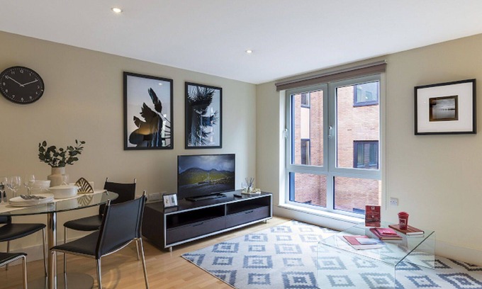 Castle Baynard Apartment | Cozy Apartment for Two with FREE WIFI & Entertainment